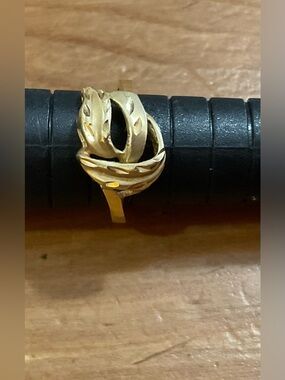 Vintage 14k yellow gold size 5 Leaf cut out twisted diamond cut lightweight Ring